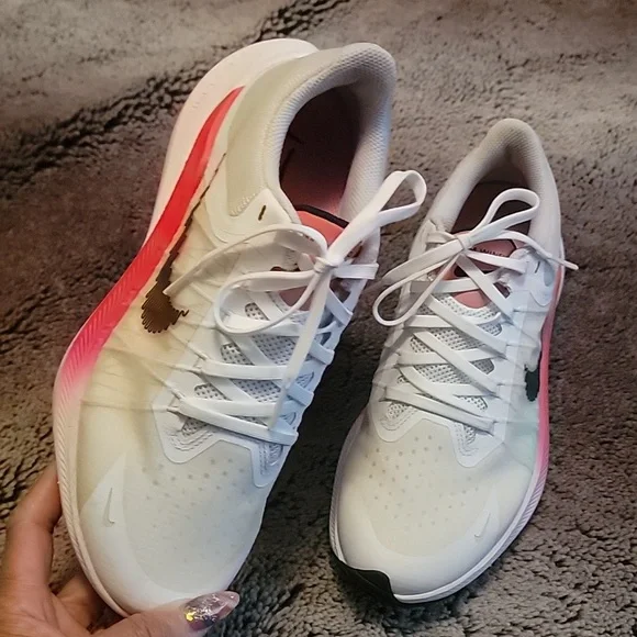 Nike - Picture 2 of 4